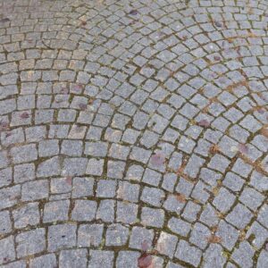 Noppakivetystä pihalla.