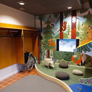 Museon leikkinurkka ja naulakot.