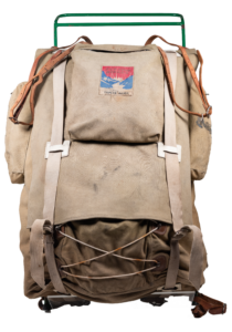 Ruskeanharmaa putkirunkoinen rinkka.